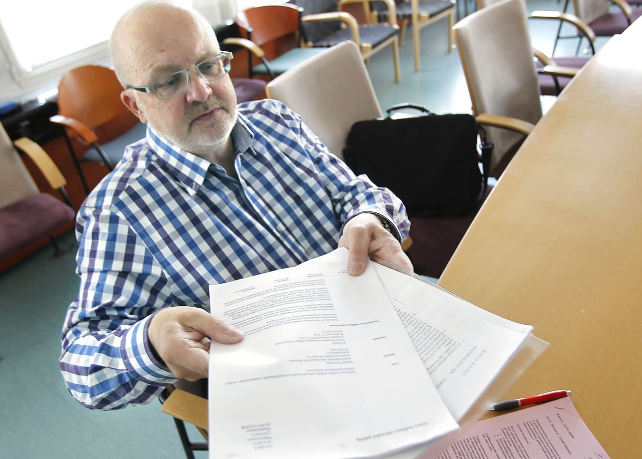 Kyösti Tornbergin ja Iin ottelu on päättynyt palkanmaksun osalta. Iiläiset maksoivat ex-kunnanjohtajalleen yli 100 000 euroa. Kuutisen kiloa kunnanjohtaja-ajoista laihtuneella 59-vuotiaalla Tornbergilla on nykyään aikaa pelata tennistä viitenä päivänä viikossa kolmisen tuntia kerrallaan.
