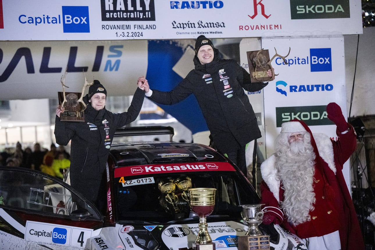 Mikko Heikkilä (oik) ja Kristian Temonen juhlivat perinteisten poronsarvipalkintojen ja joulupukin kanssa.