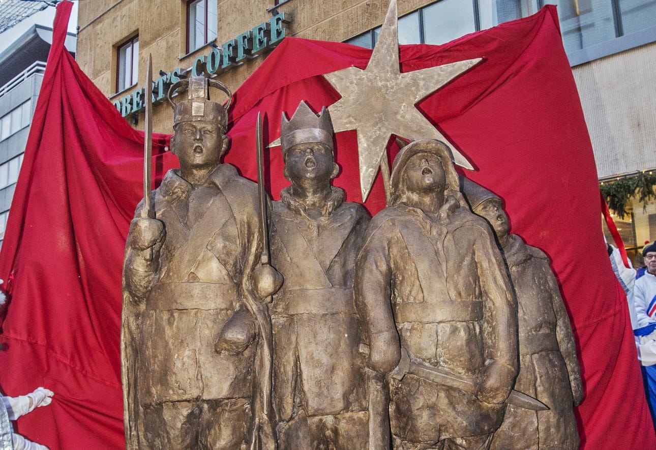 Sanna Koiviston tiernapoikapatsas julkistettiin Oulun Rotuaarilla. Arkistokuva.