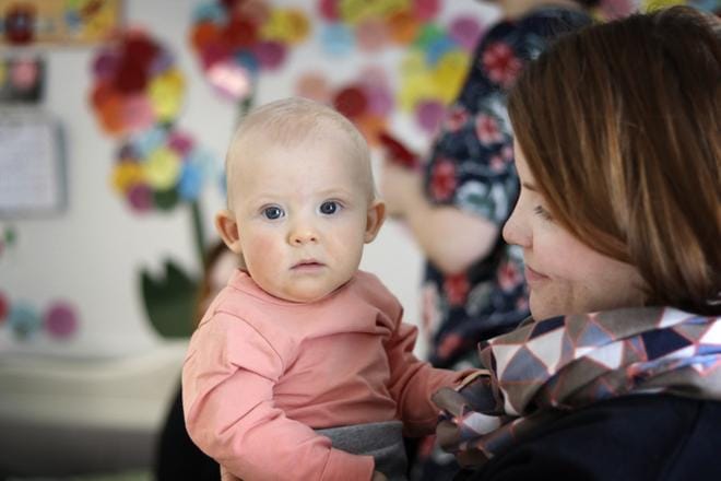 Perhetupa Pähkinä löytyy osoitteesta Tulisalontie 1 Alajärveltä. Vierailimme siellä maaliskuussa. Silloin siellä oli äitinsä Satu Toppisen kanssa suloinen Eevi. Arkistokuva: Johanna Kataja