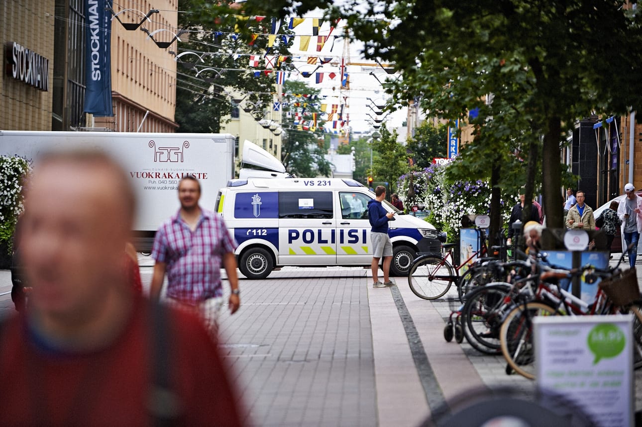 Turussa perjantaina iltapäivällä tapahtunutta puukotusten sarjaa tutkitaan parhaillaan. Keskusrikospoliisi antaa lisää tietoa tutkinnan etenemisestä seuraavan kerran kello 11.