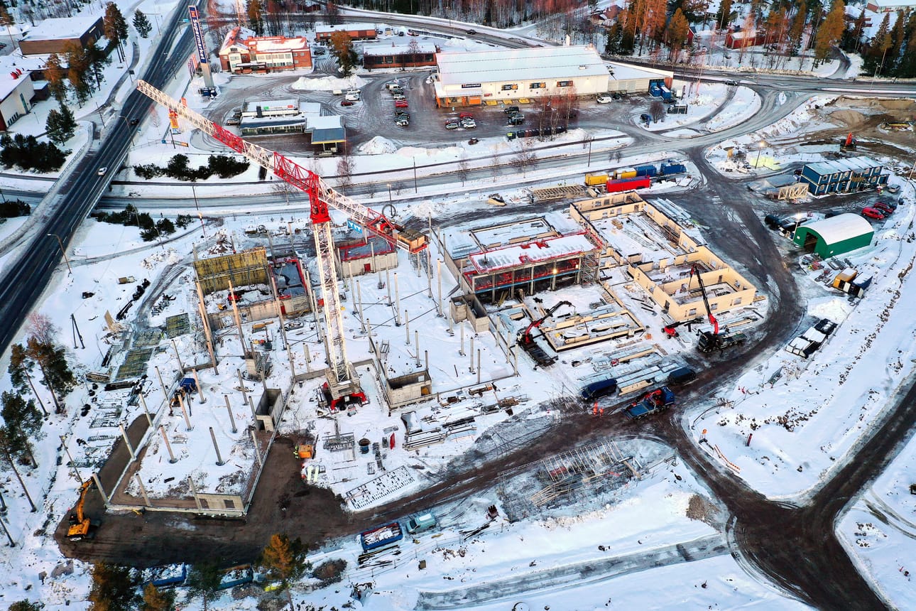 Pudasjärven terveyskeskus toimii vielä vanhoissa tiloissa lähempänä taajamaa, mutta paraikaa Kuusamontien varteen rakennetaan kovaa vauhtia hirsistä Hyvän olon keskusta, johon terveyskeskus muuttaa.