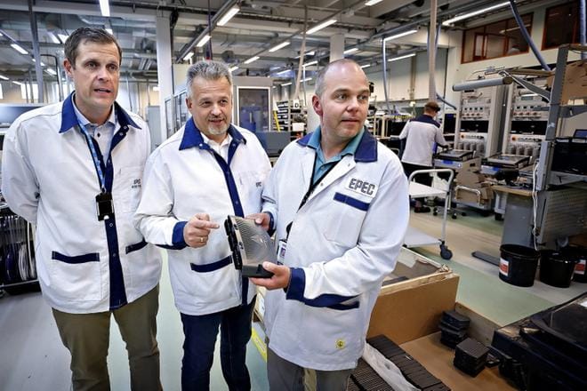 Epecin elektroniikkatehtaalta Seinäjoen Jouppilanrannasta lähtee liikkuvien työkoneiden ohjausjärjestelmiä eri puolille maailmaa. Tuotantolinjan vieressä ovat toimitusjohtaja Teemu Raitis, kotimaan myyntipäällikkö Hannu Sippola ja tehdaspäällikkö Tommi Talasmäki. KUVAT: TOMI KOSONEN