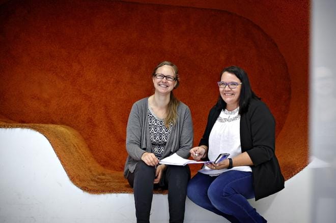 Jaana Kotoneva ja Päivi Kuoppamäki ovat järjestäneet Howtomon Etelä-Pohjanmaalle. Naisten mielestä koulutus on hyvä tapa verkostoitua samasta aiheesta kiinnostuneiden kanssa. KUVA: TOMI KOSONEN