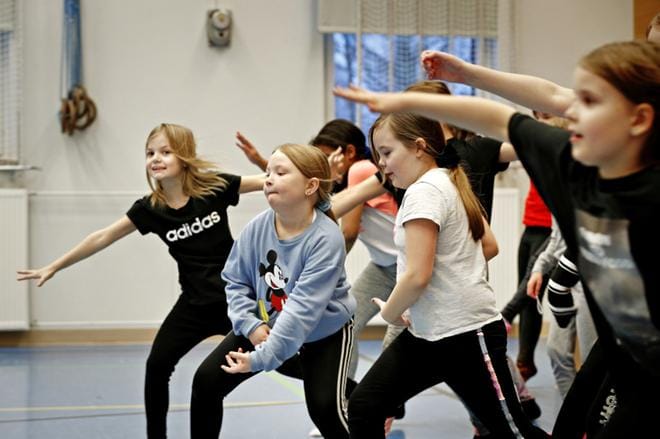 Lapualaiset koululaiset tanssikerhossa. Kaupunki sai Länsi- ja Sisä-Suomen aluehallintovirastolta 160 000 euron avustuksen Suomen mallin kokeilemiseen kevätlukukaudelle. Kuva: Kari Löfhjelm