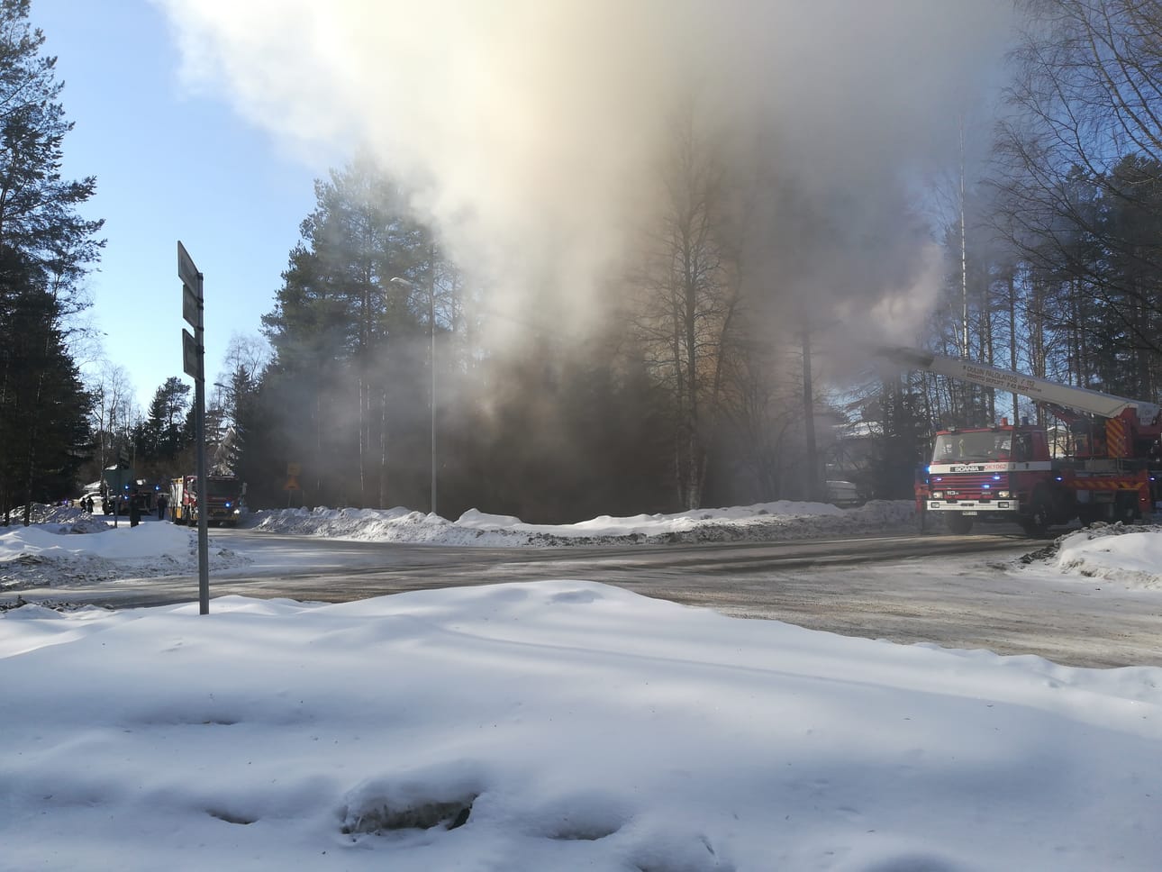 Lukijan lähettämä kuva rakennuspalon vuoksi liikenteeltä suljetusta risteyksestä.
