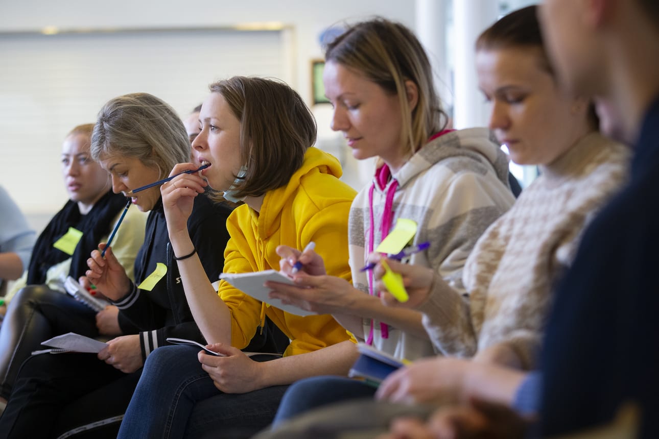 Suomeakin voi oppia. Svitlana, Valentyna, Juliia, Irina ja Iryna pääsivät nopeasti kärryille, mikä sana kuvaa kutakin perheenjäsentä. Vaikka kuvassa kuunnellaan keskittyneesti, on kurssin painopiste puhumisessa.