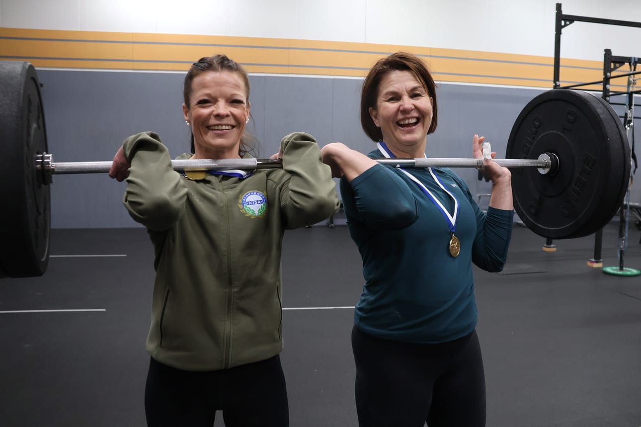 Anna-Kaisa Puhto ja Susanna Pelander treenasivat koko haastattelun ajan. Lopuksi otettuihin kuviinkin riitti potkua. Heillä on painonnostotaustaa toiminnallisen urheilun puolelta.