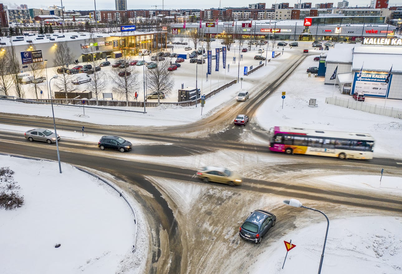 Paljetien ja Joutsentien risteys Karjasillalla on yksi Oulun vaarallisimmista.