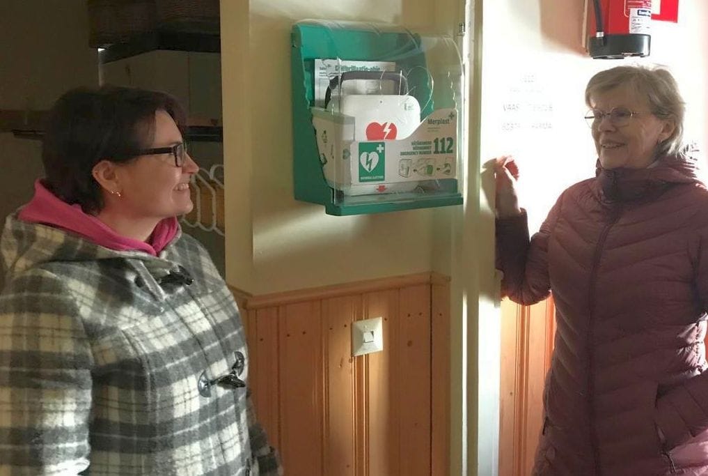 Johanna Alahuhta ja Maisa Pirttinen ovat tyytyväisiä, että Pakan kyläyhdistyksellä on kylätalossa oma sydäniskuri. Tulevassa tapahtumassa näytetään, kuinka iskuria käytetään tositilanteessa.