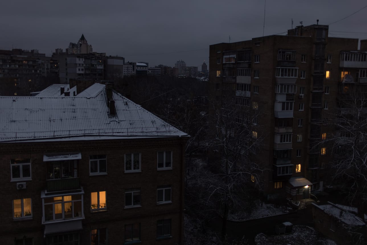 Ukraina on pyytänyt länsimaita kiirehtimään sähköverkon uudelleenrakentamiseen tarjottavan avun ja aseavun kanssa. Kuva Kiovasta 17. marraskuuta.