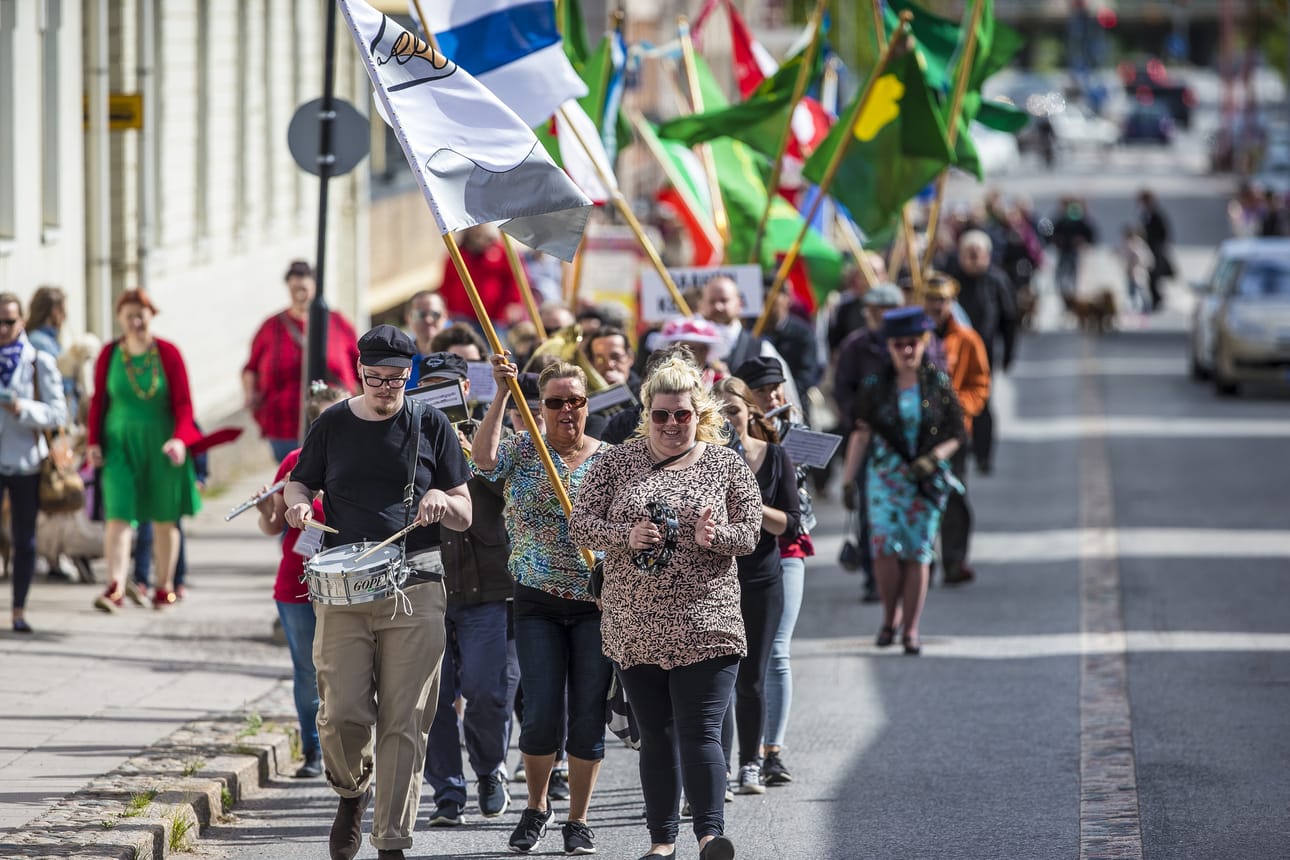 Raahen marssi kiersi Härkätorin puistosta Pekkatorille ja sieltä lopulta rantaan.