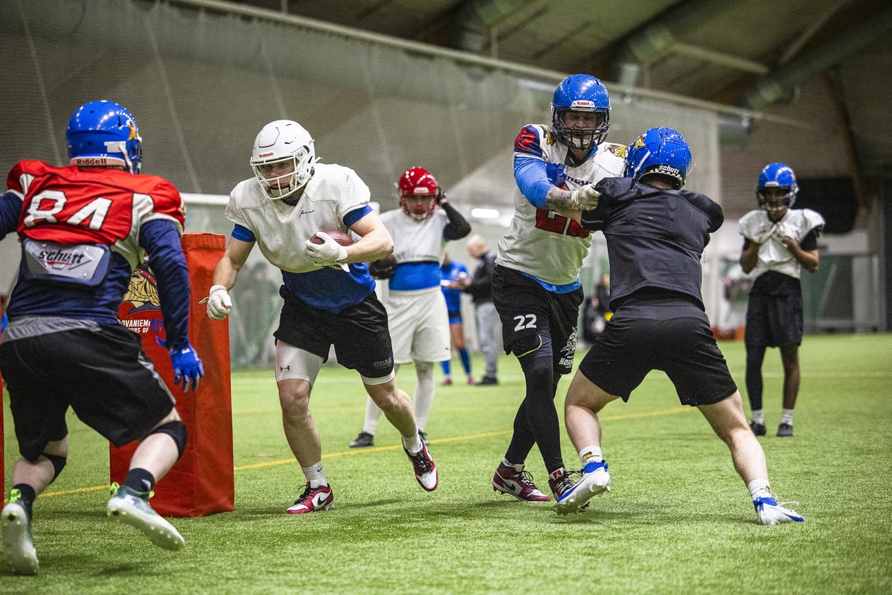 Rovaniemi Nordmenin edustusjoukkue harjoittelee Ounashallissa kolmena iltana viikossa. Rosterissa on tällä hetkellä 25 pelaajaa, mutta kauden alkaessa vahvuus pitäisi olla yli 30.