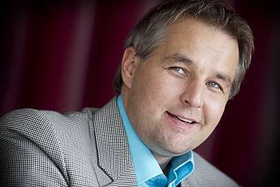 Kärpät Oy:n hallituksen uusi puheenjohtaja Tommi Virkkunen lopetti pelaajauransa Kärpissä jo 23-vuotiaana. 14 vuotta kestäneen yrittäjyyden jälkeen hän on nykyään Allshell Oy:n aluepäällikkö.