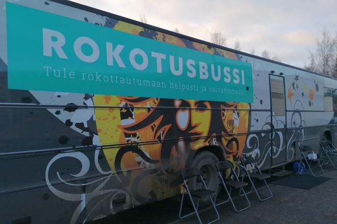 Koronarokotuksen voi hakea ensi tiistaina kierroksella olevasta bussista. Rokotuksia on saanut Kaksineuvoisen alueella ilman ajanvarausta myös lukuisista walk in -tapahtumista.