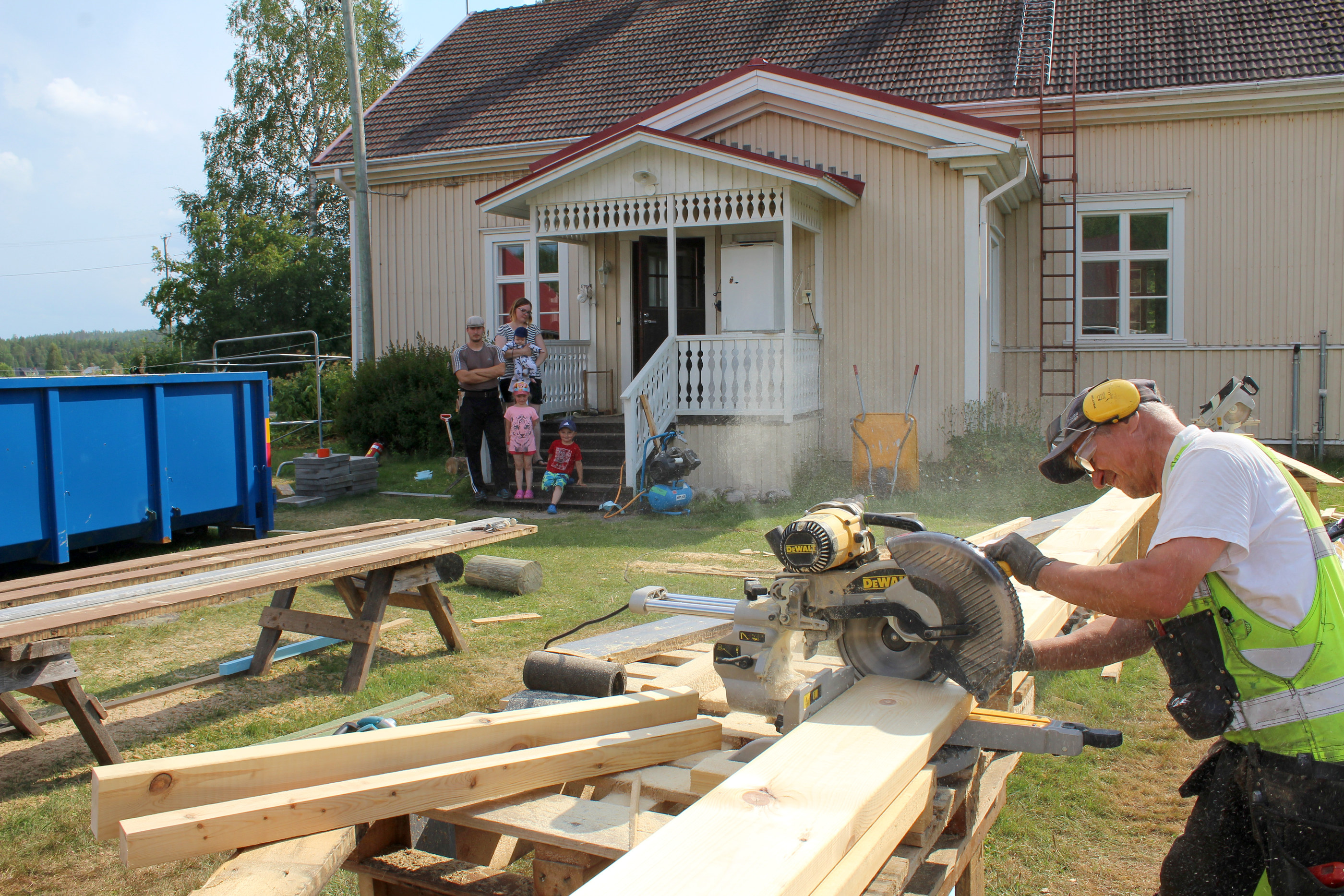 Otto ja Anne Holmström sekä lapset Elsi 5 v, Niilo 4 v sekä Henti 3,5 kk, ja vanhan pirtin pitkä vieraspenkki, jolle  käyttöä on perheen toivomuksen mukaan jatkossakin.