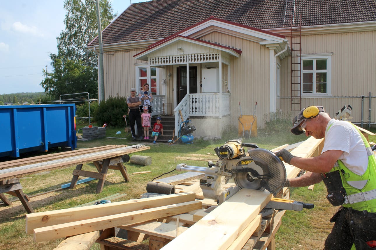 Otto ja Anne Holmström sekä lapset Elsi 5 v, Niilo 4 v sekä Henti 3,5 kk, ja vanhan pirtin pitkä vieraspenkki, jolle käyttöä on perheen toivomuksen mukaan jatkossakin.