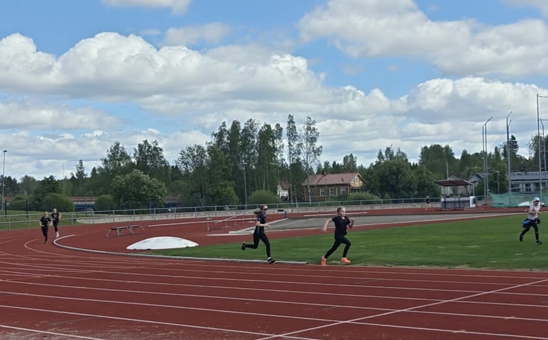 Nella Ruotsalainen ja Saga Blomback pitivät hyvää vauhtia yllä tyttöjen 800 metrin juoksussa.