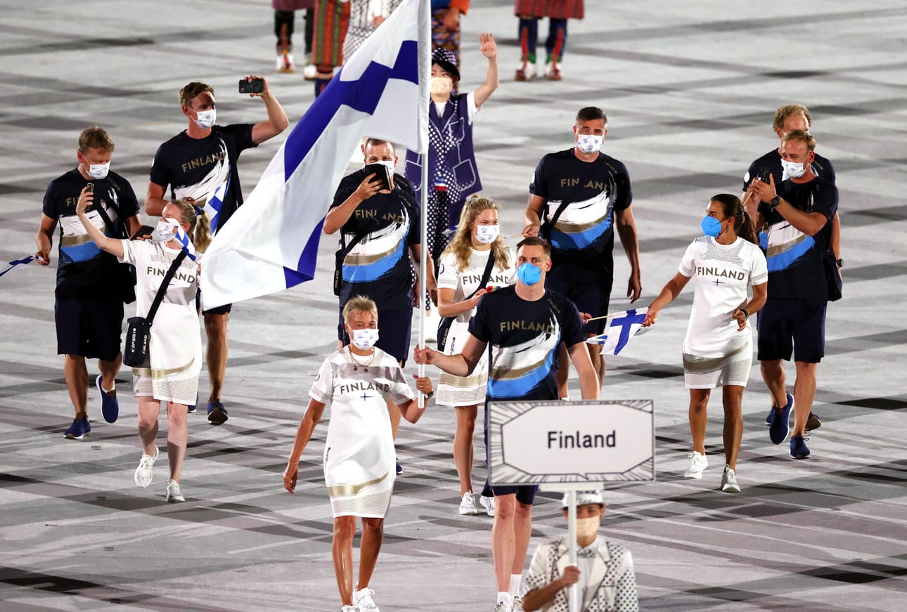 Ampuja Satu Mäkelä-Nummela ja uimari Ari-Pekka Liukkonen saattelivat suomalaisurheilijat Tokion kansallisstadionille.