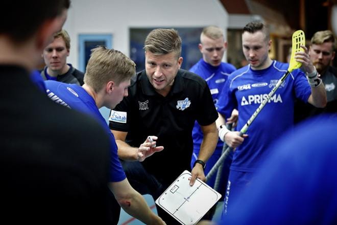 Jymyn valmentaja Jarmo Eteläaho antoi ohjeita joukkueelleen. KUVA: TOMI KOSONEN