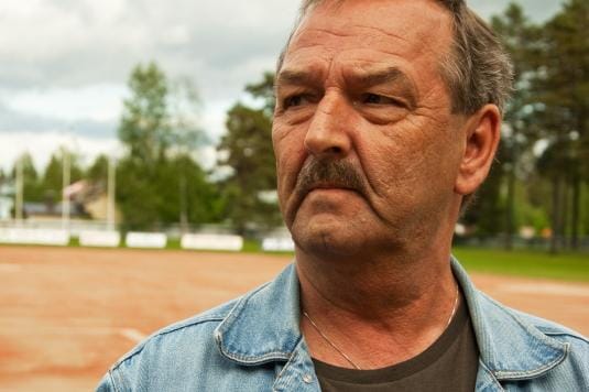 Kaksinkertainen vuoden pesäpalloilija, viisinkertainen kärkilyöntikuningas ja kymmenkertainen SM-mitalisti jyväskyläläinen Kalevi Luoma, 67, on kirjoittanut nuorille oppaan ”Kaks´ näppiä ja koppi”. KUVA: MARKKU TURPELA