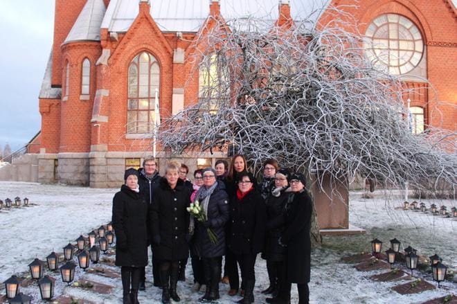 Inkeri Huhtala (vas.), Kaija Kössi, Anna-Leena Sorvisto, Riitta Hautala, Päivi Karjanlahti, Berit Perälä, Johanna Seppänen, Tuula Koskela, Pirjo Kankaanpää, Riitta Isokangas, Liisa Kovanen ja Päivi Rantavuori viettivät hiljaisen hetken kirkonmäellä Suomen 100-vuotispäivänä. KUVAT: MARIA KOSKELA