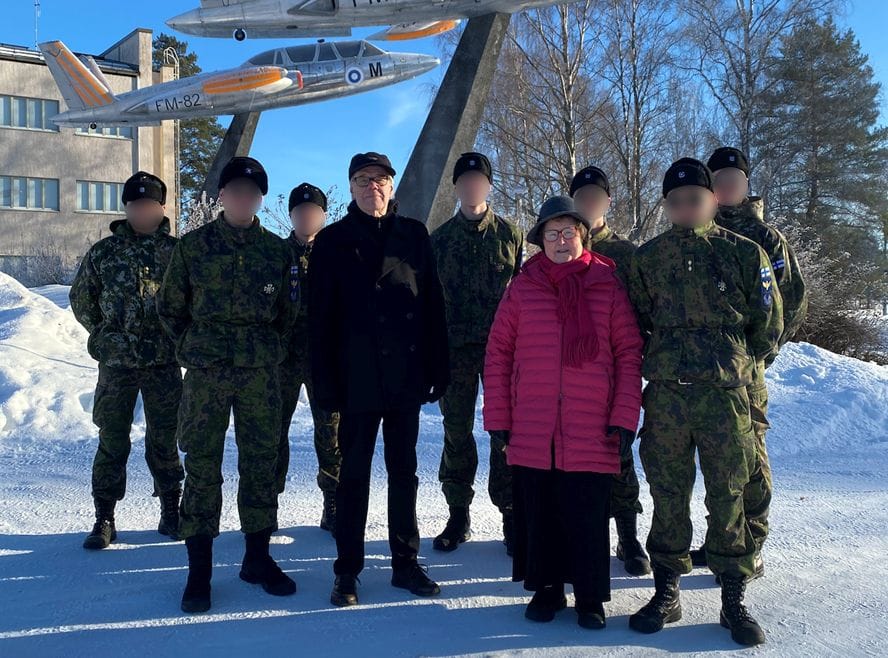Ilmasotakoulun lentoreserviupseerikurssilaisia vieraili Kauhavan alueen kouluissa viikko sitten. Olli Nieminen esitteli heille Lentosotakoulun Perinneyhdistyksen toimintaa. Vierailun emännöi Eeva Haapsaari.