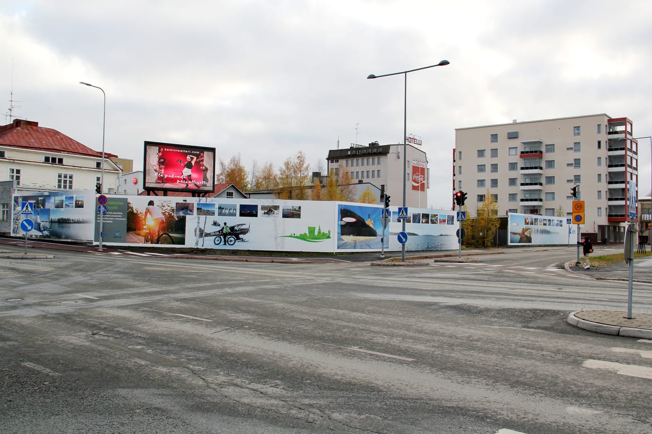 Kemin Pohjoisrantakadun ja Asemakadun kulman varastorakennusten seiniin kiinnitettiin viime viikolla Kemiä mainostavat julistetaulut.