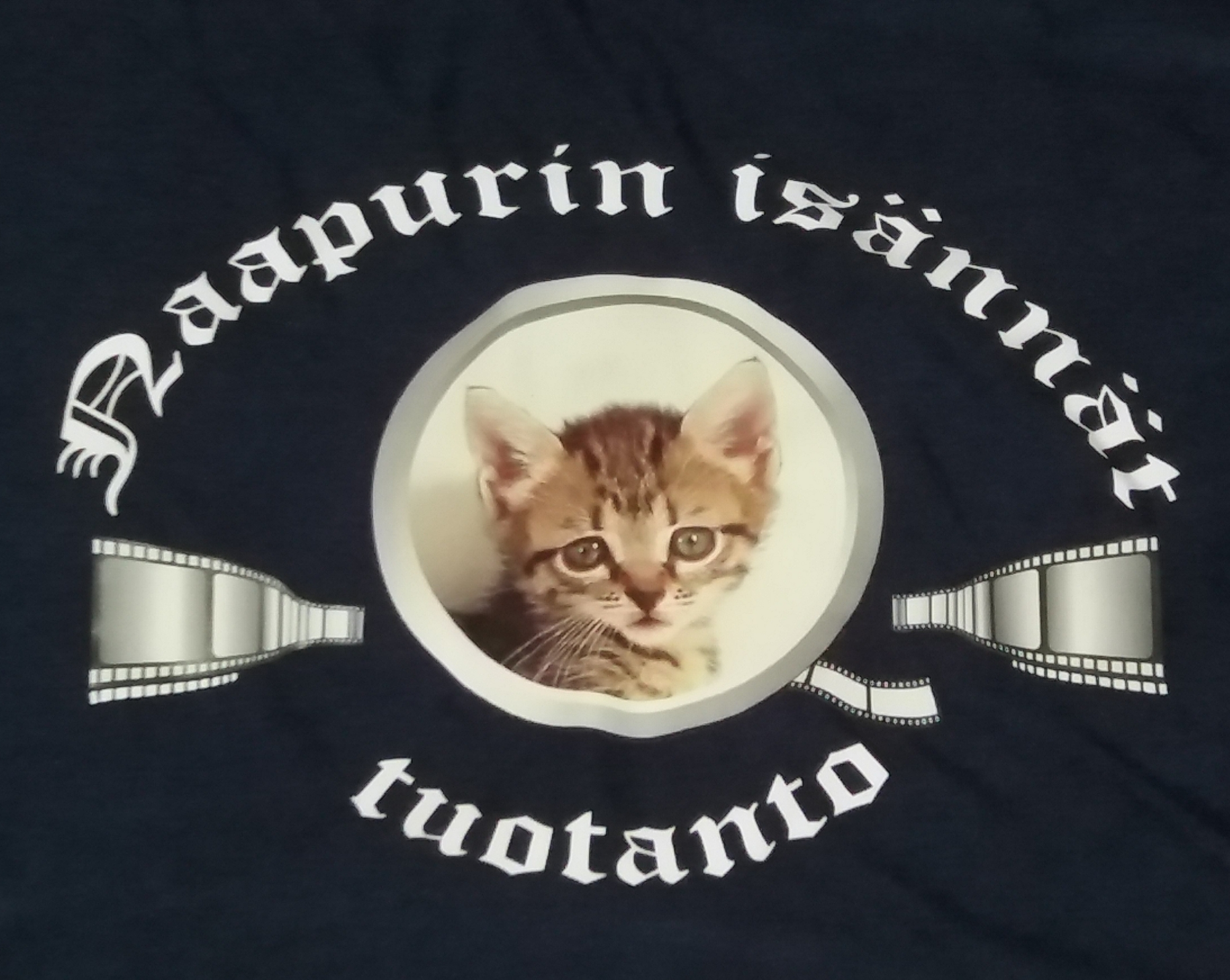 Naapurin isännät tuotannon logo mukailee Metro-Goldwyn-Mayer -elokuvayhtiön tunnusta.
