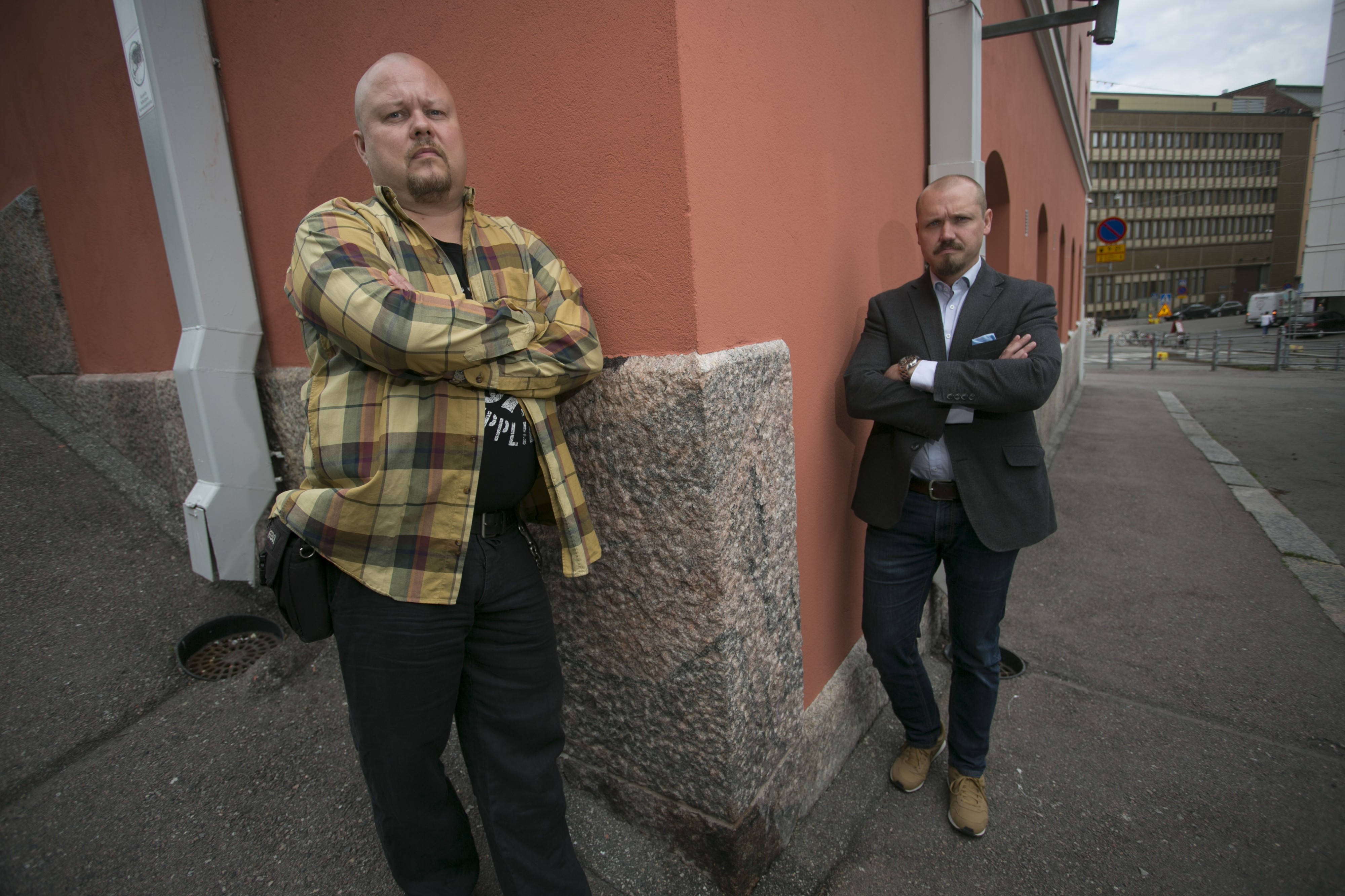 Väkivaltatyön asiantuntija Petri Salakka (vas.) Aggredista sanoo, että liivijengistä lähtevä joutuu rakentamaan koko minäkuvansa uudestaan. Keskusrikospoliisin rikoskomisario Antti Hyyryläinen vetää poliisin valtakunnallista Exit-toimintaa.