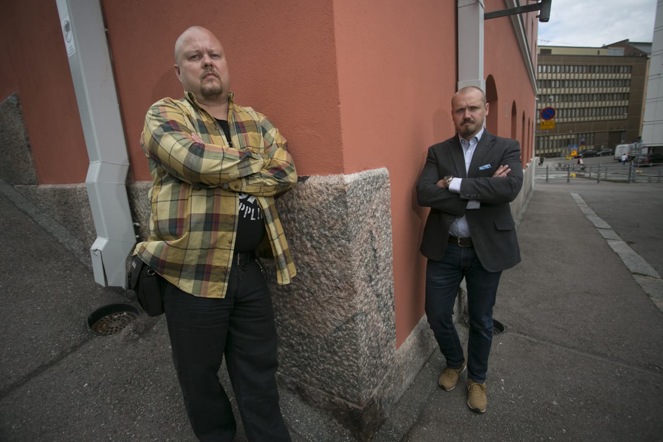 Väkivaltatyön asiantuntija Petri Salakka (vas.) Aggredista sanoo, että liivijengistä lähtevä joutuu rakentamaan koko minäkuvansa uudestaan. Keskusrikospoliisin rikoskomisario Antti Hyyryläinen vetää poliisin valtakunnallista Exit-toimintaa.