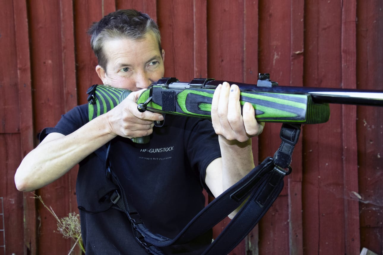Heli Fagerströmin oman kiväärin tukki on seepraraitaisen vihreä. Kivääri on mallia Sako A III.