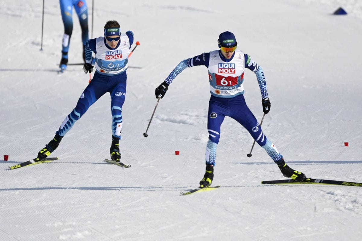 Hirvonen (vas.) oli hiihto-osuudella yhdeksäs ja Herola kymmenes. Kuva maaliskuulta Oberstdorfista. LEHTIKUVA / Emmi Korhonen