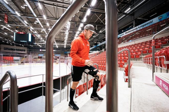 Vaasan Sportin hyökkääjä Jesse Paukku kuntoutuu polven sivusidevammasta. Operoitua polvea suojaa sivuttaisliikkeeltä polvituki. KUVAT: SAMPPA TOIVONEN