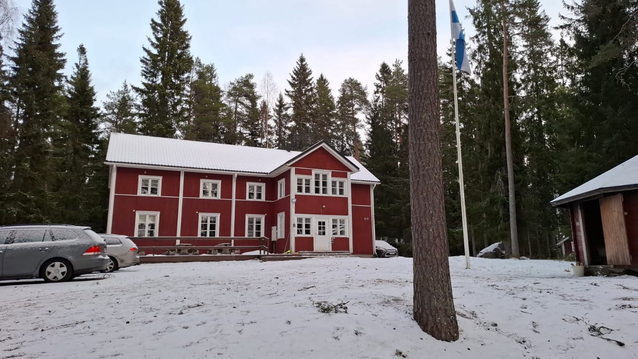 Kannuksen Partiojylhä-leirikeskuksen partioleiri sai yllättäviä käänteitä, kun myrsky katkaisi sähköt lauantaina illalla.