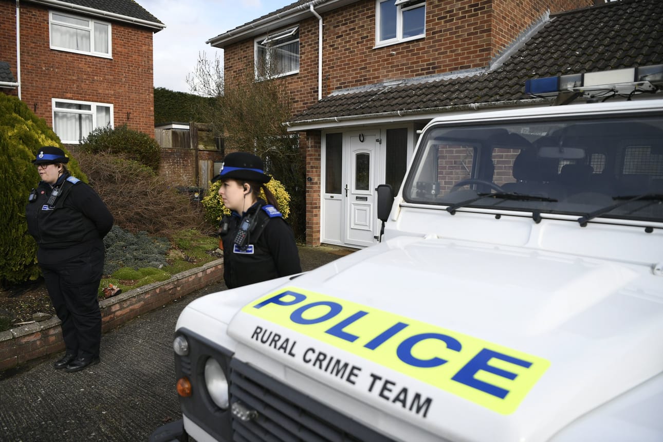 Poliisit partioivat Salisburyssa talon edessä, jossa Sergei Skripal asui.