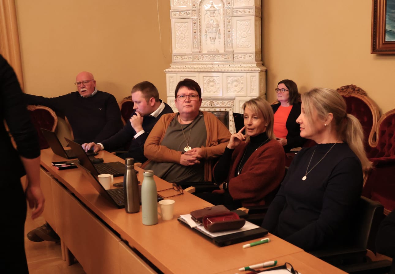 Annika Heikkilä (toinen oik.) aloittaa jälleen tutulla paikalla hyvinvointijohtajan sijaisena. Heikkilän vieressä Ann-Louise Nygren (oik.) ja Agneta Wedenberg (vas.) sekä Anton Ragnäs. Arkistokuva.