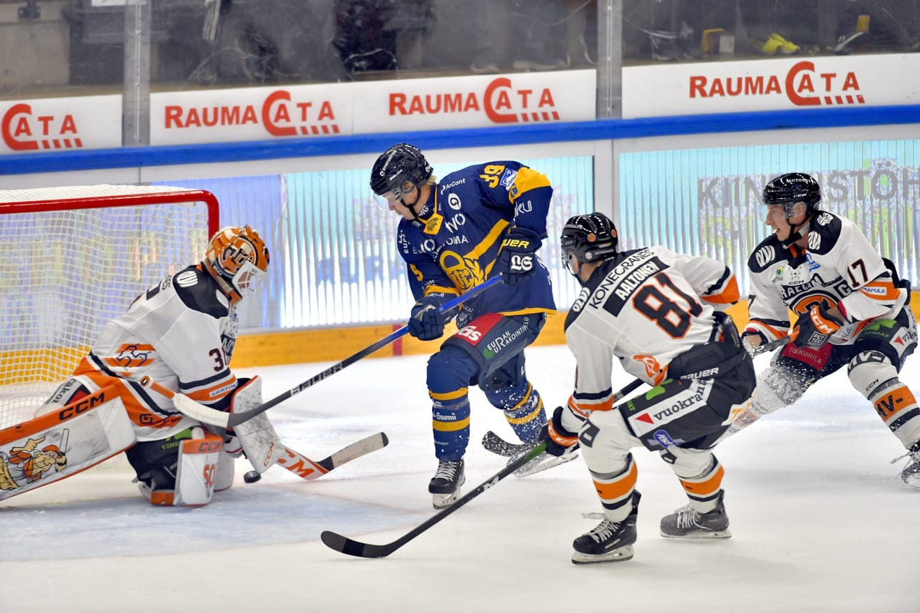 Eilen pääsarjaan varaslähdön ottaneista joukkueista HPK kukisti vieraissa Raumalla Lukon 2–1. LEHTIKUVA / JUHA SINISALO