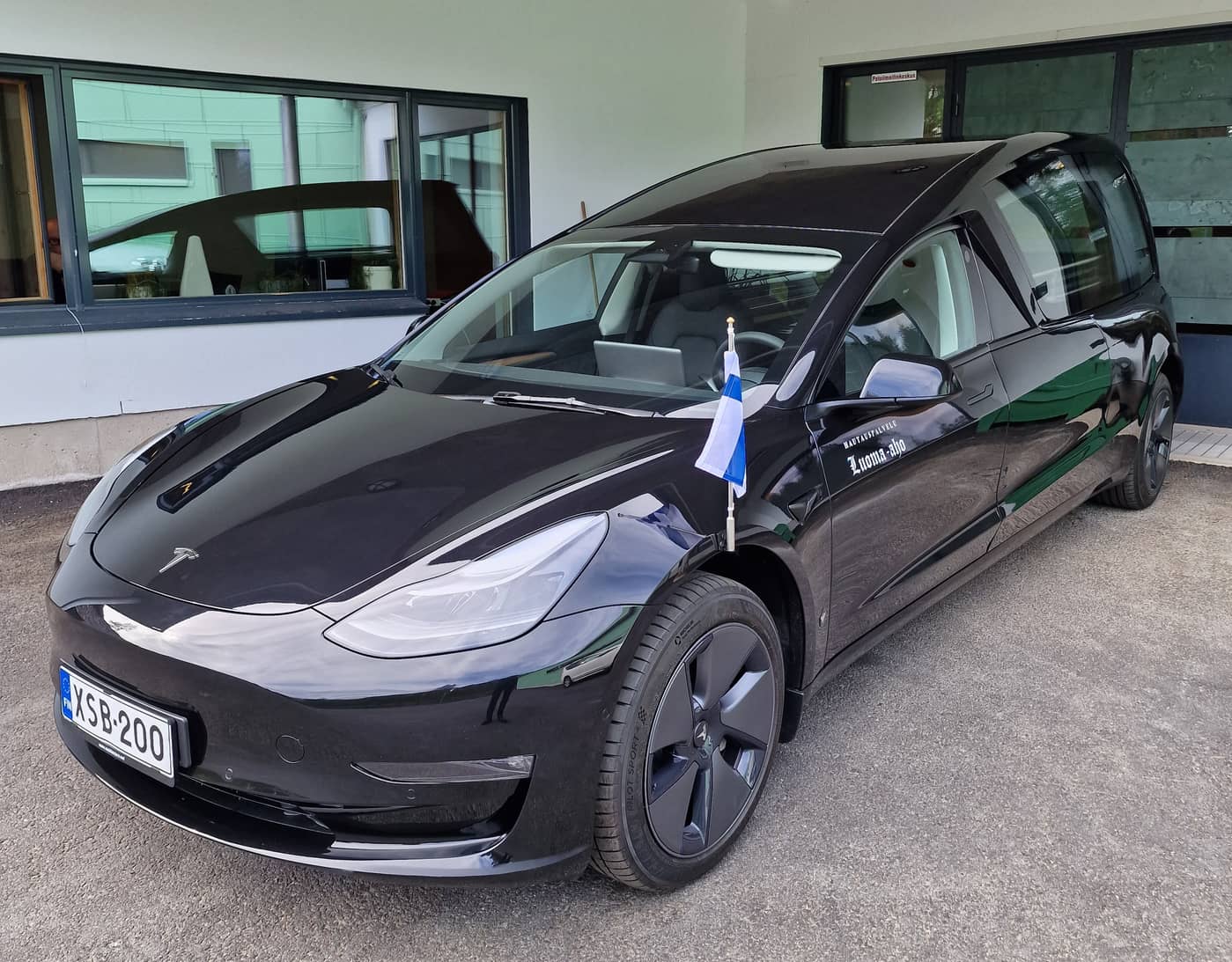 Hautauspalvelu Luoma-aho takaa vainajalle arvokkaan kuljetuksen. Vaihtoehtoina ovat Tesla Model 3, Volvo Nilsson, Cadillac Hearse ja Mercedes-Benz E300.