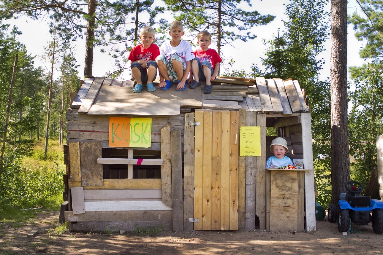 Kesällä 2012 Eeli Karppelin, Niilo Karppelin sekä Elias Mustonen paukuttelivat kymmeniä nauloja kempeleläisen omakotitalon takapihalla. Mökki ja kioski rakentuivat papan opastuksella.