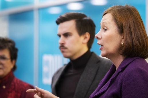 Vaasan demareiden vahvat nimet Maria Tolppanen ja Matias Mäkynen olivat ministeri Sirpa Paateron apuna aamun kahvitilaisuudessa Rewell Centerissä.