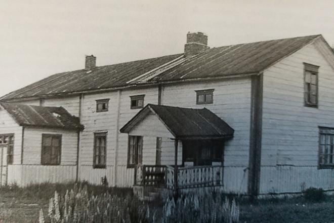 Kuvassa Alajärven seurakunnan lukkarin virka-asunto, joka valmistui vuonna 1863. Talo sijaitsi nykyisellä Lukkarintiellä, ja siellä asuivat sekä lukkari Juho Söyring perheineen, että myöhemmin myös hänen poikansa, niin ikään lukkarina työskennelleen, Kallis Lahja Somervallin perhe. Kuva: Toivo Kivipelto, teoksesta Alajärven seurakunnan vaiheita