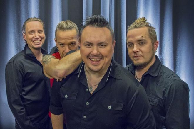 Antero Naalin, John J. Kuljun, Lenni Paarman ja Hank Mannion muodostama Lenny & The New Wings esiintyy WsArenalla lauantaina. Laulaja-kitaristi Paarma kertoo, että kappaleet syntyvät omaan tahtiinsa. – Jossakin biisissä voi kestää viisi vuotta, toisessa menee viisi minuuttia. Kuva: Teppo Kangas