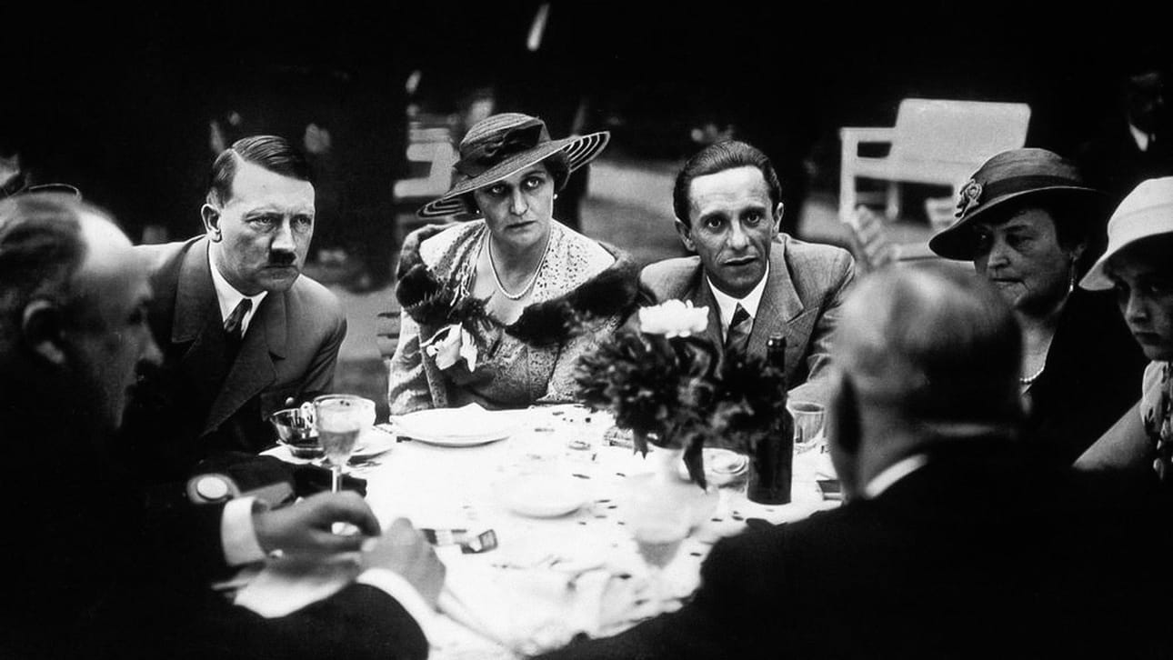 Magda Goebbels surmasi natsi-Saksan raunioilla itsensä ja kuusi lastaan. Dokumentti kertoo, miten sivistyneestä ja tyylikkäästä seurapiirineidosta tuli kolmannen valtakunnan ensimmäinen nainen. Kuvan keskiössä ovat Adolf Hitler, Magda Goebbels ja Joseph Goebbels.