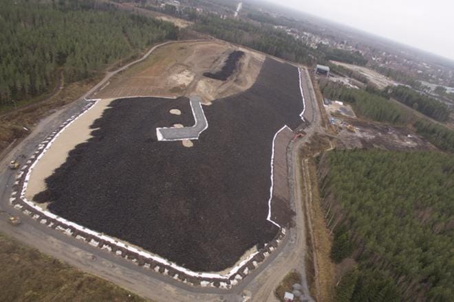 Sata tonnia rengasleikettä uppoaa Pietarsaaren vanhalle kaatopaikalle. Kukkula on 600 metriä pitkä ja 200 metriä leveä. KUVA: MIKA HOPIAVUORI