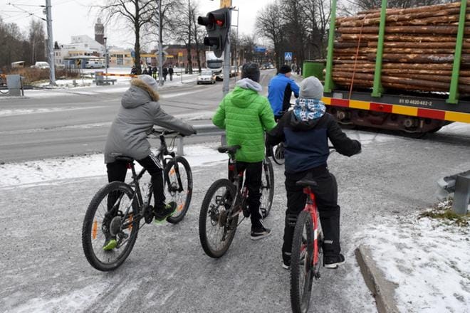 Junaradan itäpuolella asuu hieman enemmän suomenkielisiä lapsia. Länsipuolella ruotsinkielisiä lapsia on lähes nelinkertainen määrä suomenkielisiin verrattuna. KUVA: TAPIO LEHTINEN