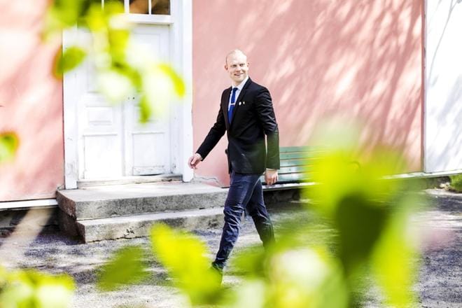 Pekka Koskelan askel nousi kevyesti matkalla sunnuntaina Törnävän kartanossa pidettyyn urheilu-uran päätösjuhlaan. KUVA: KRISTA LUOMA