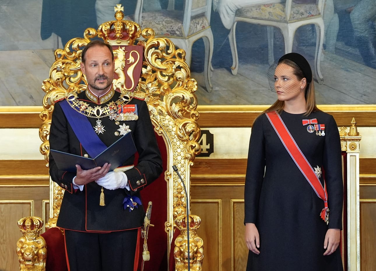 Norjan kuningas Haakon on vannonut kuninkaanvalansa parlamentille. Vierellä kruununprinsessa Ingrid Alexandra.