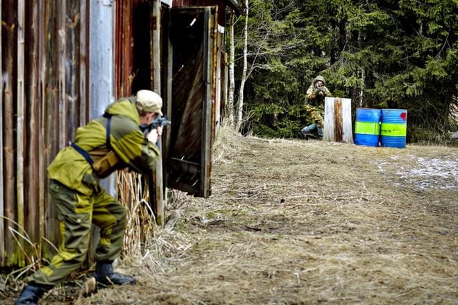 Vaikka airsoftin suosio on hiipunut sen huippuvuosista, on Joni Viitalan ja Aku Aution mukaan Suomessa edelleen muutamia tuhansia harrastajia. KUVAT: HEIKKI HAKANEN