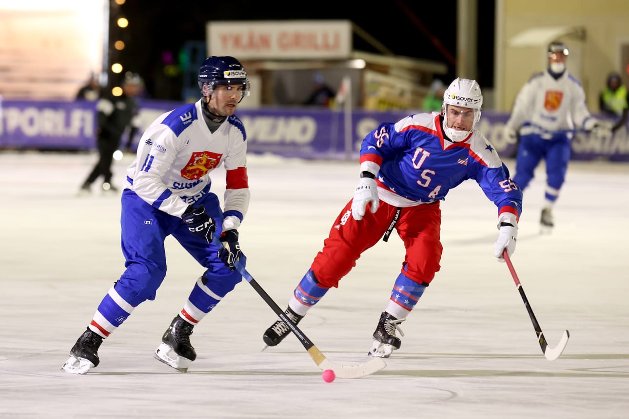 Suomen Samuli Helavuori (vas.) ja USA:n Nicholas Cerrato jääpallon MM-kilpailuiden avauspäivän ottelussa.